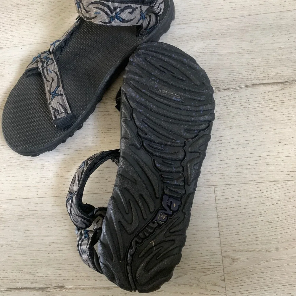Teva Universal Mens Sandals Size 10M Grey Black Pattern Straps‎ F12F7